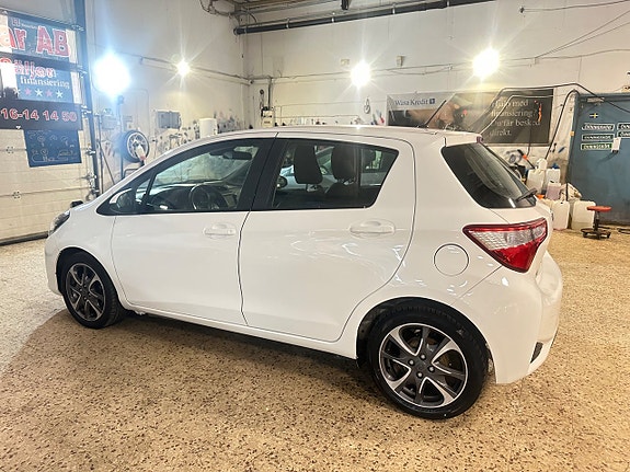 Toyota Yaris 4 of 5