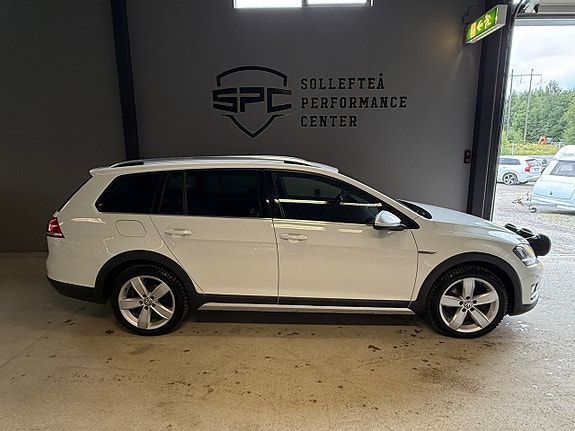 Volkswagen Golf Alltrack 2 of 5