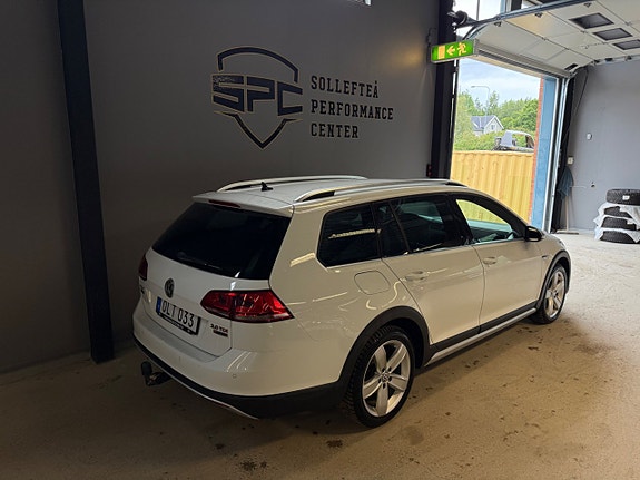 Volkswagen Golf Alltrack 3 of 5