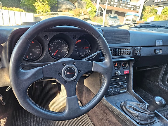 Porsche 924 3 of 5