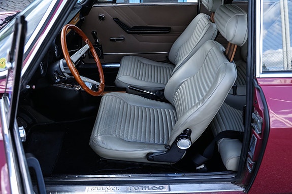 Alfa Romeo 2000 GT 13 of 16