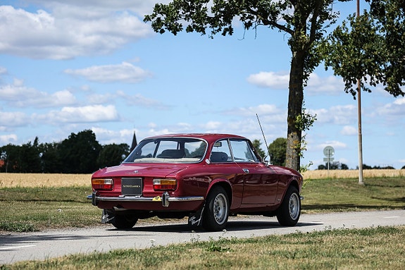 Alfa Romeo 2000 GT 9 of 16