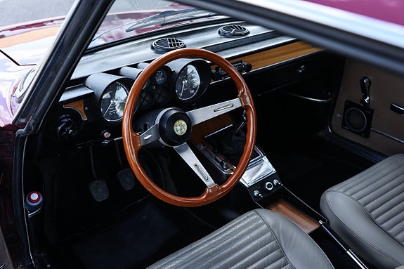 Alfa Romeo 2000 GT 14 of 16