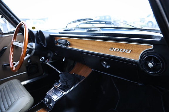 Alfa Romeo 2000 GT 15 of 16
