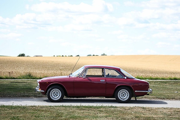 Alfa Romeo 2000 GT 6 of 16