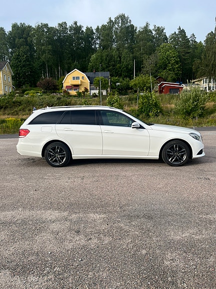 Mercedes-Benz E220 3 of 5