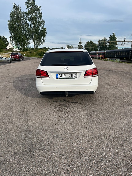 Mercedes-Benz E220 4 of 5