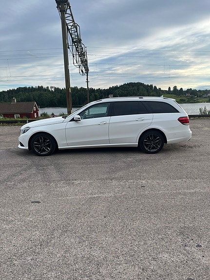 Mercedes-Benz E220 2 of 5