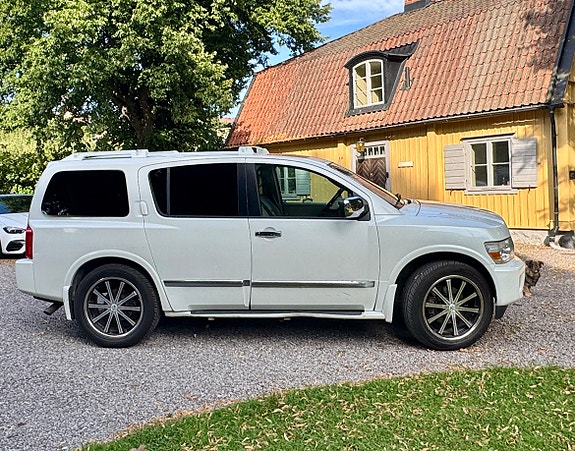 Infiniti QX56 2 of 5
