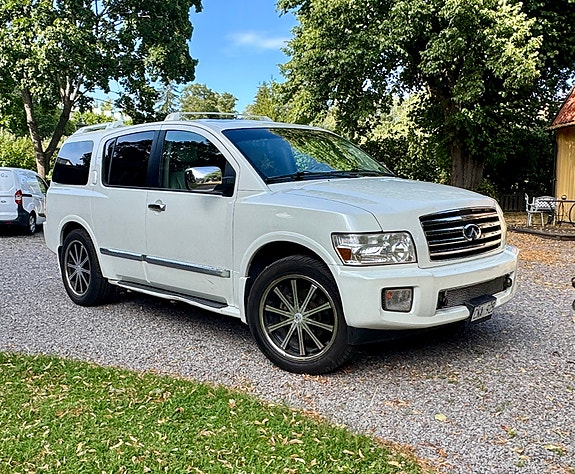 Infiniti QX56 3 of 5