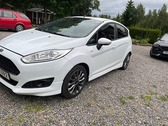 Ford Fiesta 2 of 5