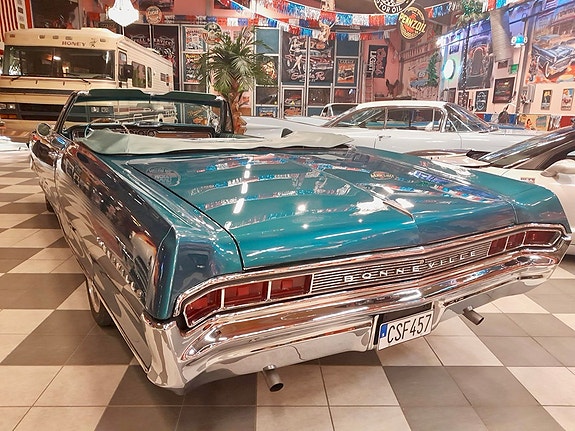 Pontiac Bonneville 2 of 5
