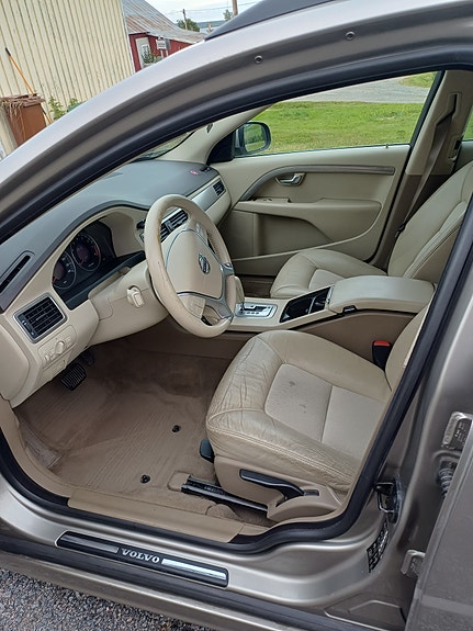 Volvo V70 2 of 5