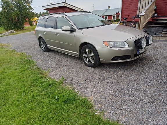 Volvo V70 3 of 5