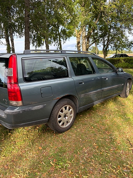 Volvo V70 3 of 5