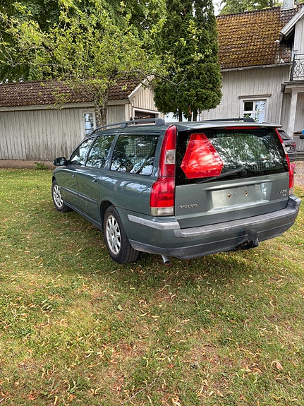 Volvo V70 2 of 5