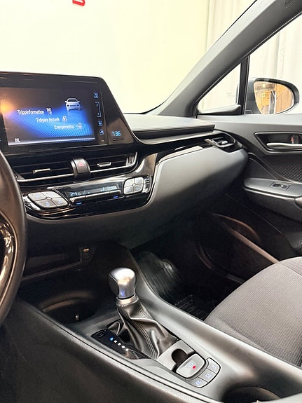 Toyota C-HR 8 of 11
