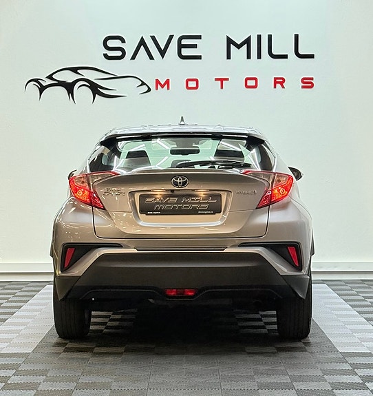 Toyota C-HR 3 of 5