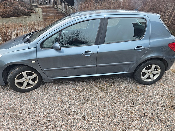 Peugeot 307 2 of 5