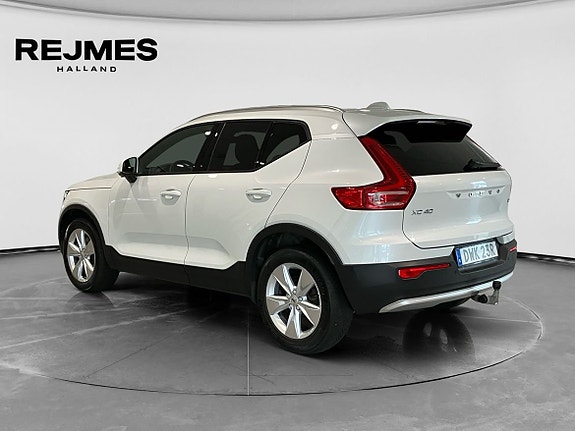 Volvo XC40 2 of 5