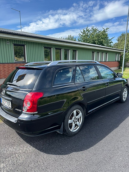 Toyota Avensis 2 of 5