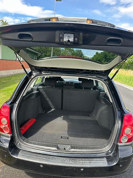 Toyota Avensis 3 of 5