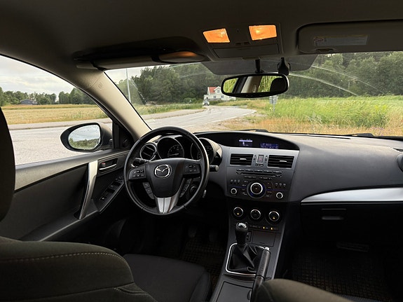 Mazda 3 4 of 5