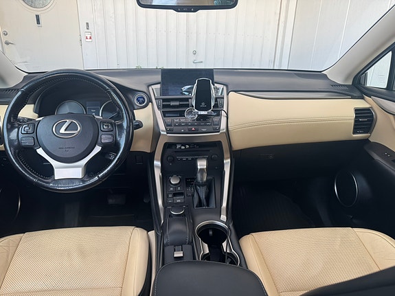Lexus NX300h 5 of 5