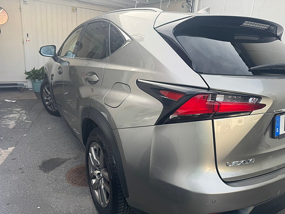Lexus NX300h 4 of 5