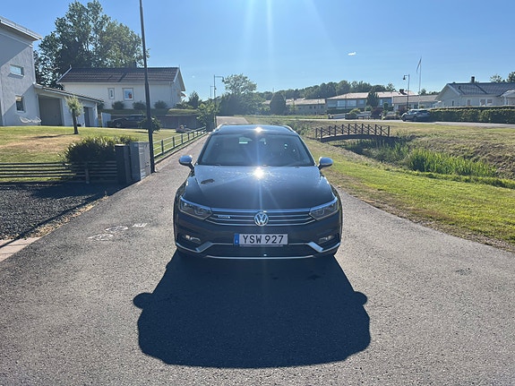 Volkswagen Passat Alltrack 2 of 5