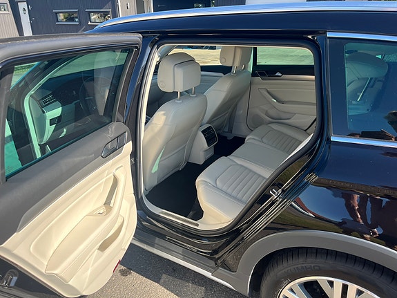 Volkswagen Passat Alltrack 12 of 13