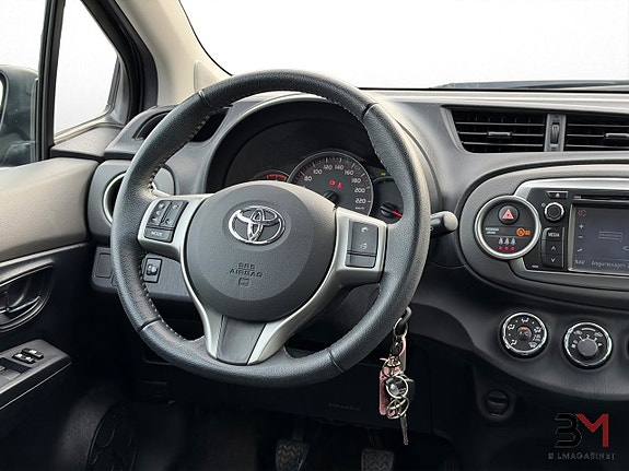 Toyota Yaris 14 of 18