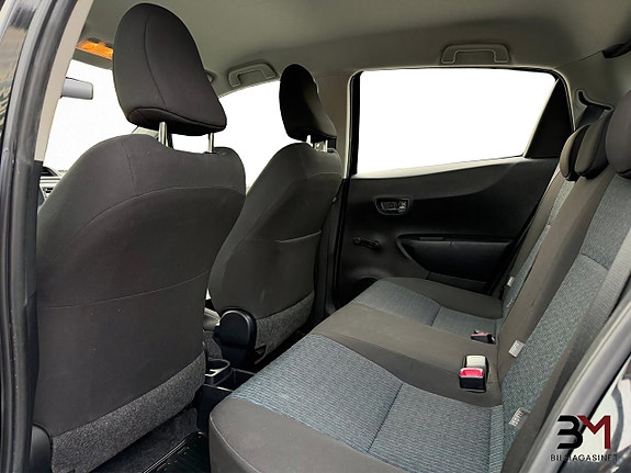 Toyota Yaris 12 of 18