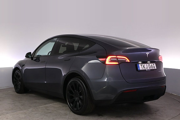 Tesla Model Y 4 of 5