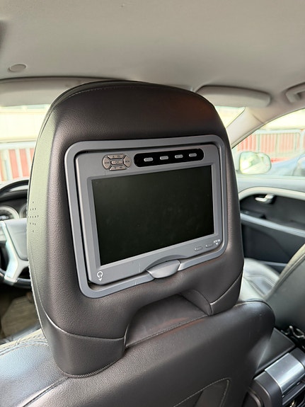 Volvo V70 2 of 6