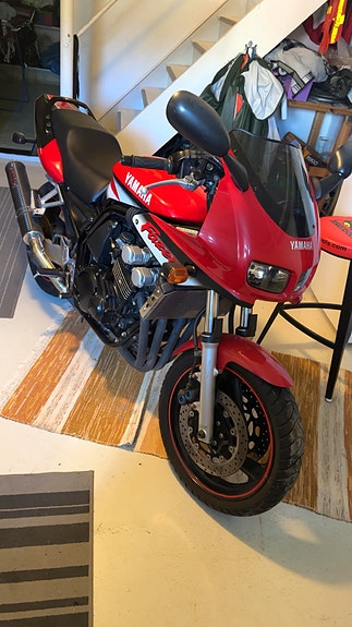 Yamaha FZS600 Fazer 2 of 3