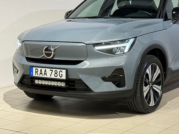 Volvo XC40 2 of 5