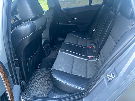 BMW 525i 3 of 5