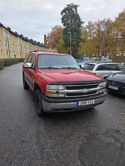 Chevrolet Tahoe 2 of 5