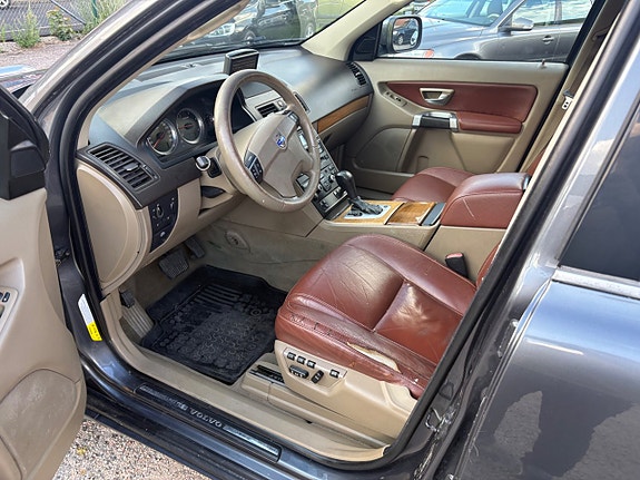 Volvo XC90 7 of 9