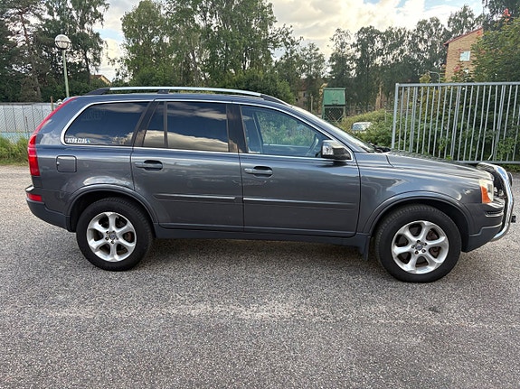 Volvo XC90 2 of 9