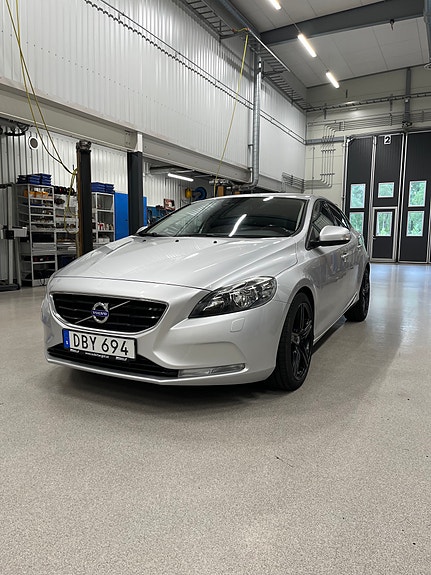 Volvo V40 2 of 5