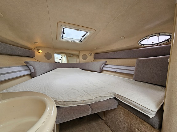 Sea Ray 260 Sundancer -01, Mercruiser 5.7 EFI, Bravo 3 duoprop, med trailer 4 of 13