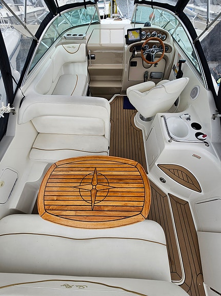 Sea Ray 260 Sundancer -01, Mercruiser 5.7 EFI, Bravo 3 duoprop, med trailer 8 of 13