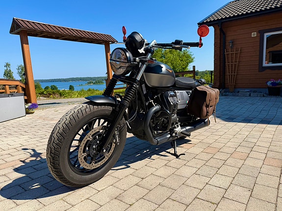 Moto Guzzi V9 2 of 5