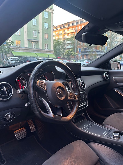 Mercedes-Benz CLA200 3 of 5
