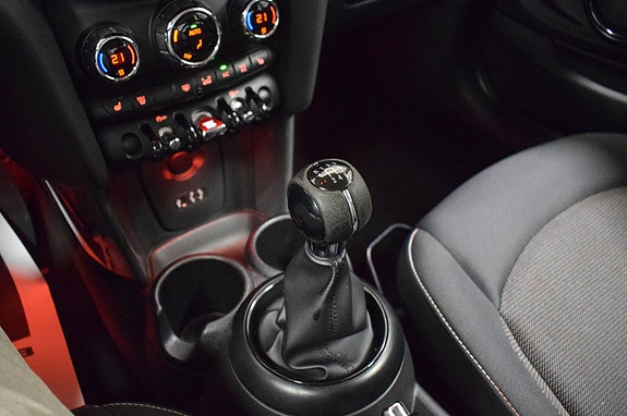 MINI Cooper 13 of 18