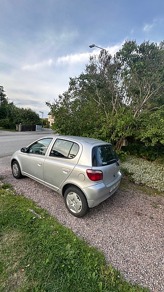 Toyota Yaris 4 of 5