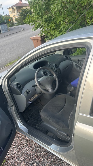Toyota Yaris 2 of 5