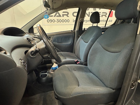 Toyota Yaris 13 of 17